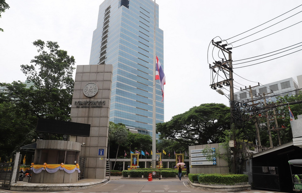 Cờ rủ trước Cục Thuế - Bộ Tài chính Thái Lan tưởng nhớ Tổng Bí thư Nguyễn Phú Trọng. (Ảnh: Đỗ Sinh/TTXVN)