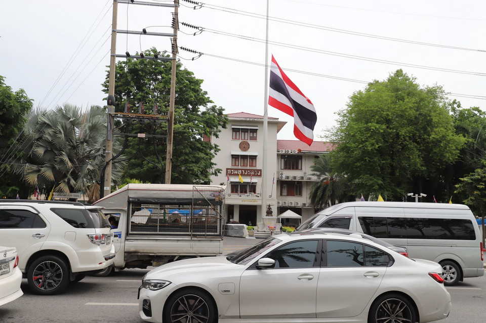 Cờ rủ trước Cục đường cao tốc - Bộ Giao thông Vận tải Thái Lan. (Ảnh: Đỗ Sinh/TTXVN)