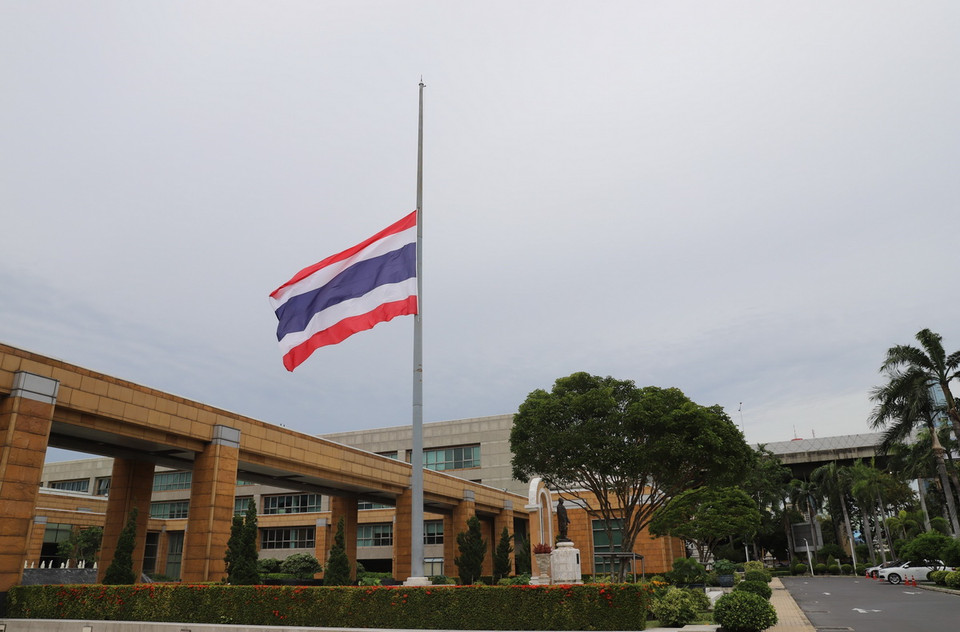 Bộ Ngoại giao Thái Lan treo cờ rủ tưởng nhớ Tổng Bí thư Nguyễn Phú Trọng. (Ảnh: Đỗ Sinh/TTXVN)