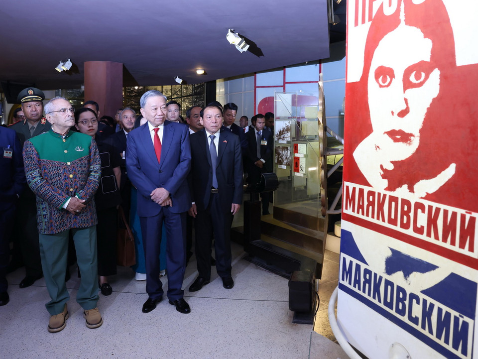 Chủ tịch nước Tô Lâm cùng Tổng thống Timor-Leste Jose Ramos-Horta tham quan Bảo tàng Hồ Chí Minh. (Ảnh: Lâm Khánh/TTXVN)