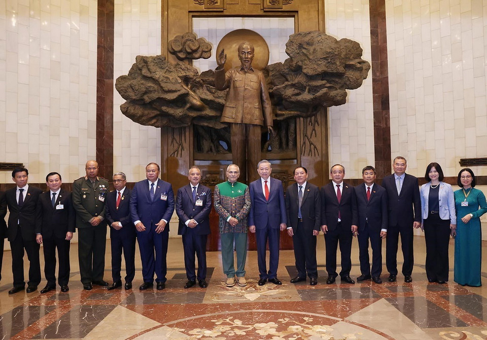 Chủ tịch nước Tô Lâm cùng Tổng thống Timor-Leste Jose Ramos-Horta và các đại biểu chụp ảnh lưu niệm trước tượng Bác Hồ tại Bảo tàng Hồ Chí Minh. (Ảnh: Lâm Khánh/TTXVN)