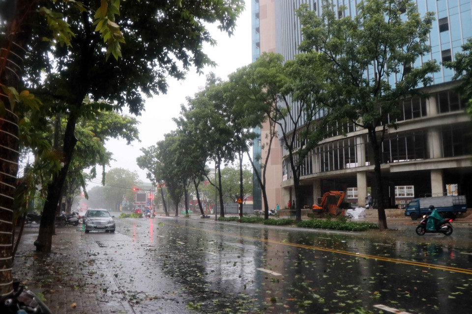 Bão số 5 mang theo mưa lớn và gió giật mạnh đổ bộ vào thành phố Huế. (Ảnh: Đỗ Trưởng/TTXVN)