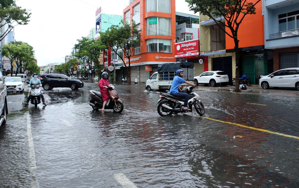 Người dân đi xe máy phải quay đầu đi hướng khác do tuyến đường Hàm Nghi (Đà Nẵng) bị ngập nặng. (Ảnh: Trần Lê Lâm/TTXVN)