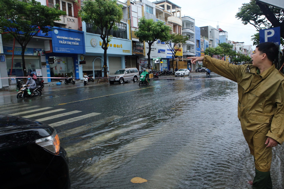 Lực lượng chức năng hướng dẫn người dân tại đường Hàm Nghi (Đà Nẵng). (Ảnh: Trần Lê Lâm/TTXVN)