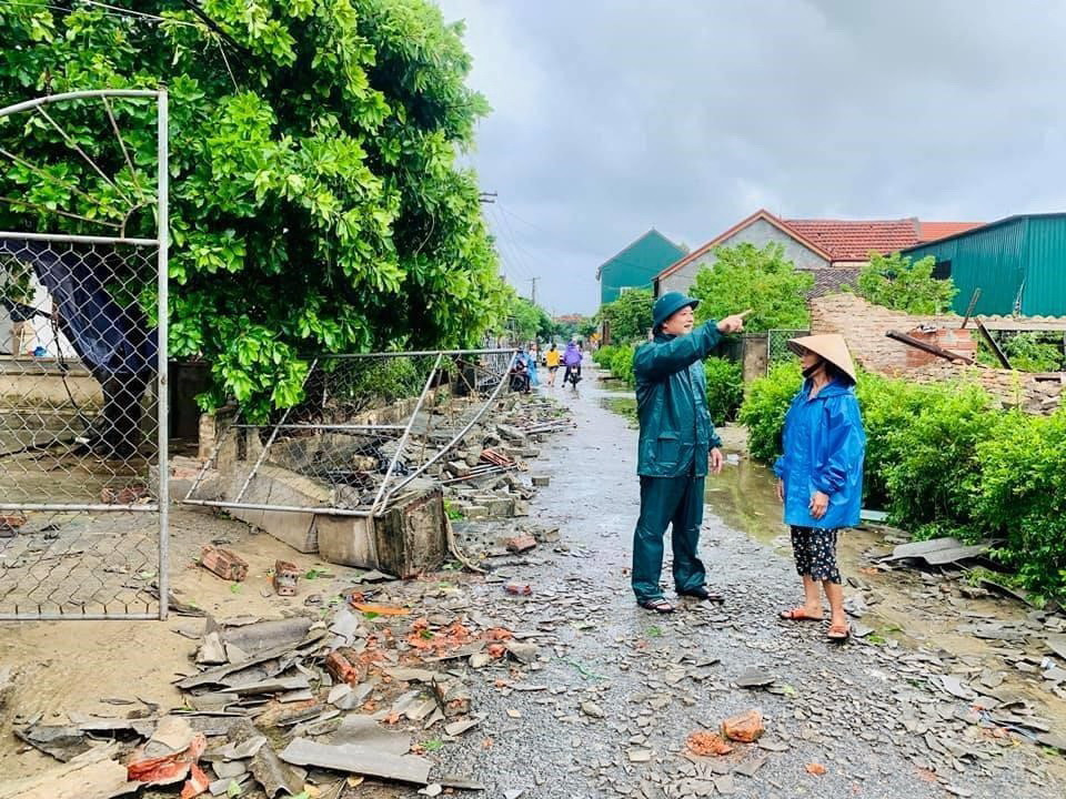 Nhiều tài sản của người dân như hệ thống tường bao, cây cối, hoa màu cũng bị đổ sập. (Ảnh: TTXVN phát)