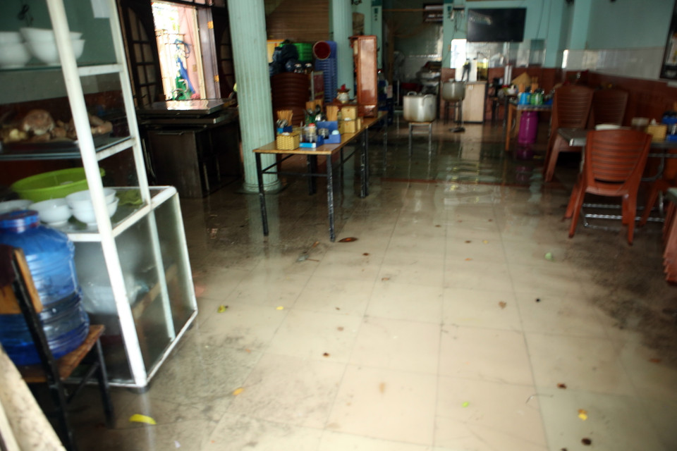 Nước ngập vào nhà dân ở quận Thanh Khê (Đà Nẵng). (Ảnh: Trần Lê Lâm/TTXVN)