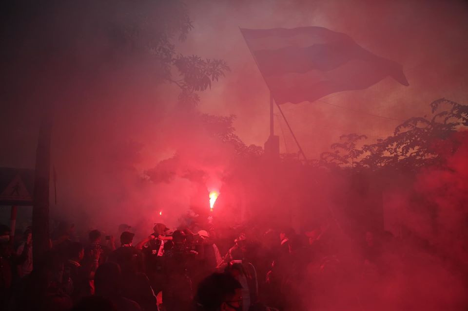 Với việc đội tuyển hiện đang đứng đầu bảng sau lượt đi, các cổ động viên đang mơ về những bước tiến lịch sử của bóng đá nam nước nhà. (Ảnh: Minh Sơn/Vietnam+)