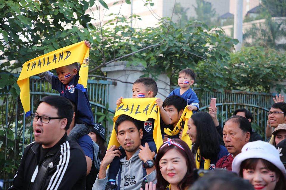 Biển người và biển cờ đã dần nhuộm đỏ quảng trường trước sân vận động quốc gia. (Ảnh: Minh Sơn/Vietnam+)