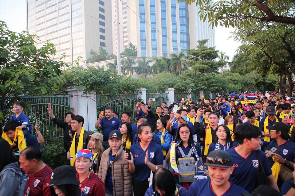 Để cổ vũ cho đội nhà, các nữ cổ động viên đã chọn cho mình trang phục là tà áo dài truyền thống với họa tiết cờ đỏ, sao vàng. (Ảnh: Minh Sơn/Vietnam+)