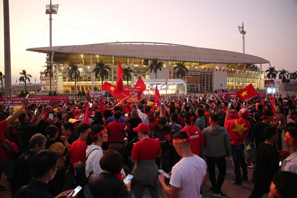 Hàng vạn người đang chờ mong một chiến thắng cho thầy trò ông Park. (Ảnh: Minh Sơn/Vietnam+)