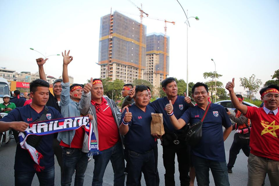 Một nữ cổ động viên xinh đẹp tại sân Mỹ Đình. (Ảnh: Minh Sơn/Vietnam+)