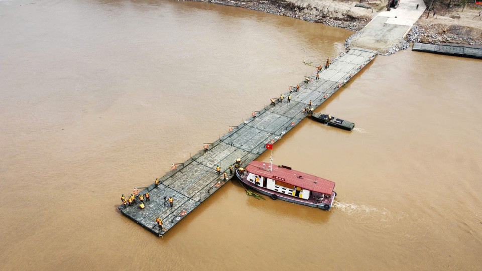 Đến 9h45 đã lắp đặt được 9 đốt khơi phía bờ huyện Tam Nông, đang tiến hành lắp đặt tiếp 3 đốt khơi vào đốt mố bên phía huyện Lâm Thao. (Ảnh: Hoàng Hiếu/TTXVN)