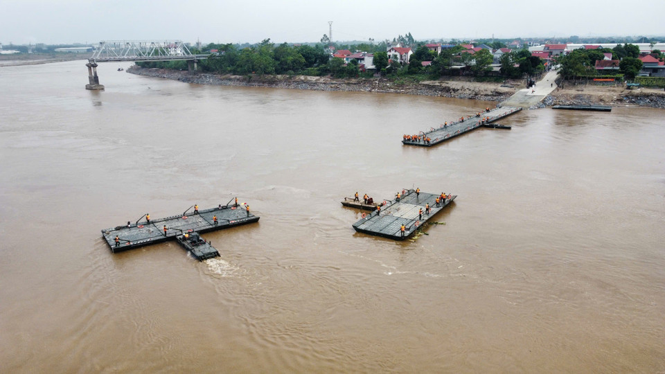 Đến 9h45 đã lắp đặt được 9 đốt khơi phía bờ huyện Tam Nông, đang tiến hành lắp đặt tiếp 3 đốt khơi vào đốt mố bên phía huyện Lâm Thao. (Ảnh: Hoàng Hiếu/TTXVN)