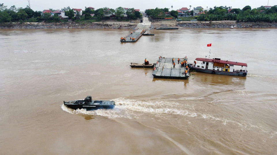 Đến 9h45 đã lắp đặt được 9 đốt khơi phía bờ huyện Tam Nông, đang tiến hành lắp đặt tiếp 3 đốt khơi vào đốt mố bên phía huyện Lâm Thao. (Ảnh: Hoàng Hiếu/TTXVN)