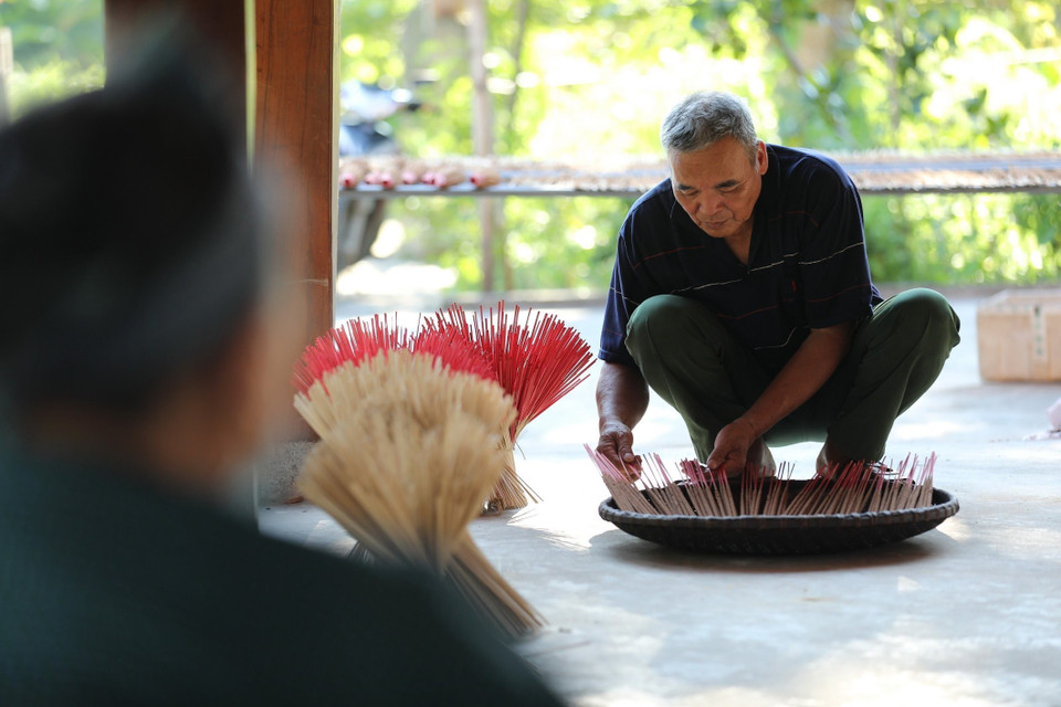 Mặc dù bị tác động bởi kinh tế thị trường nhưng những làng nghề làm hương truyền thống của đồng bào vùng cao Hà Giang vẫn tồn tại cho tới nay. (Ảnh: Minh Quyết/TTXVN)