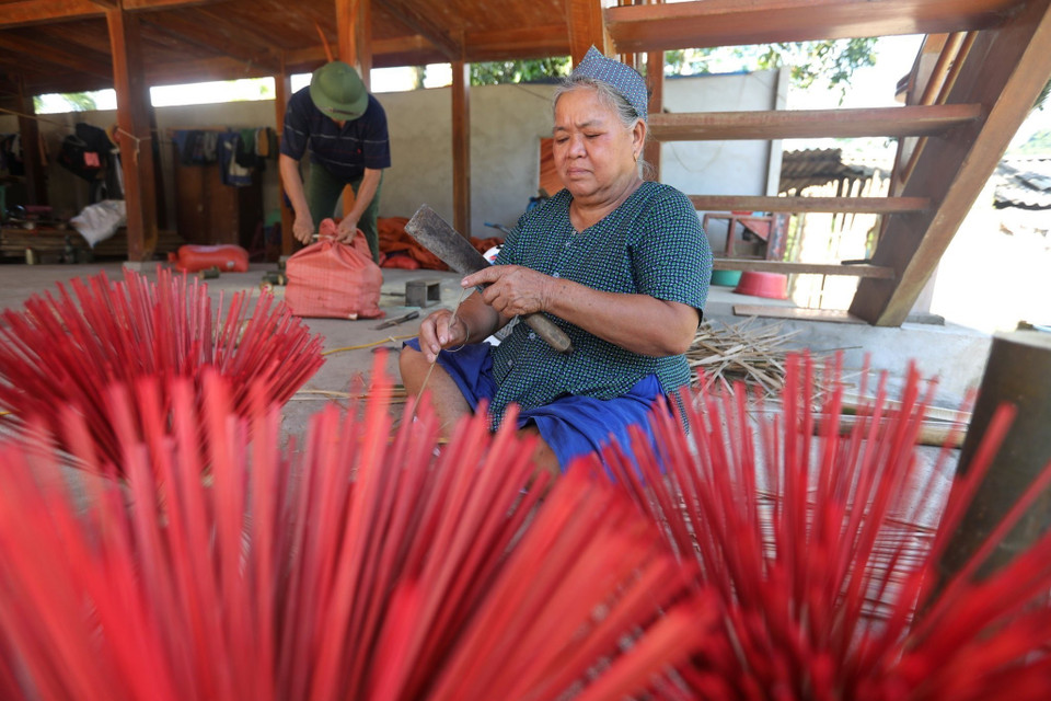 Để hoàn thiện nén hương thơm thuần chất, theo những người làm hương lâu năm, quan trọng là công thức pha bột hương. (Ảnh: Minh Quyết/TTXVN)