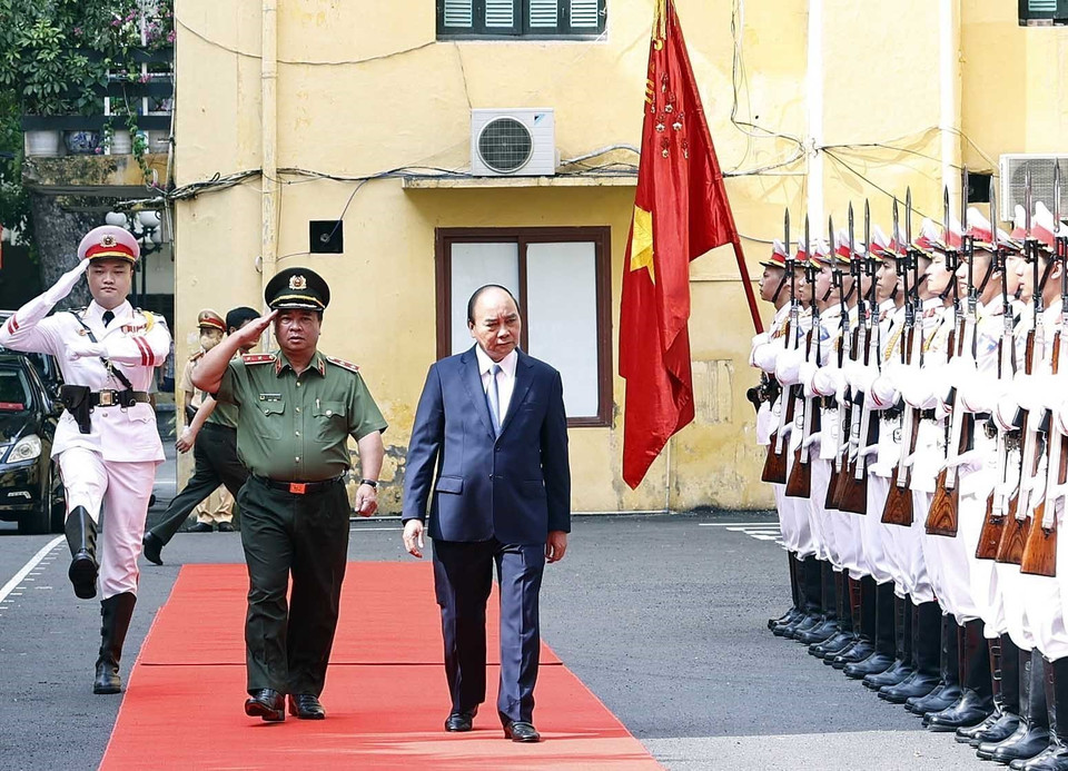 Chủ tịch nước Nguyễn Xuân Phúc duyệt đội danh dự Công an nhân dân. (Ảnh: Thống Nhất/TTXVN)