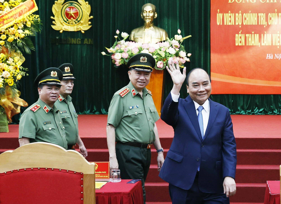 Chủ tịch nước Nguyễn Xuân Phúc đến làm việc với Cục An ninh Kinh tế. (Ảnh: Thống Nhất/TTXVN)