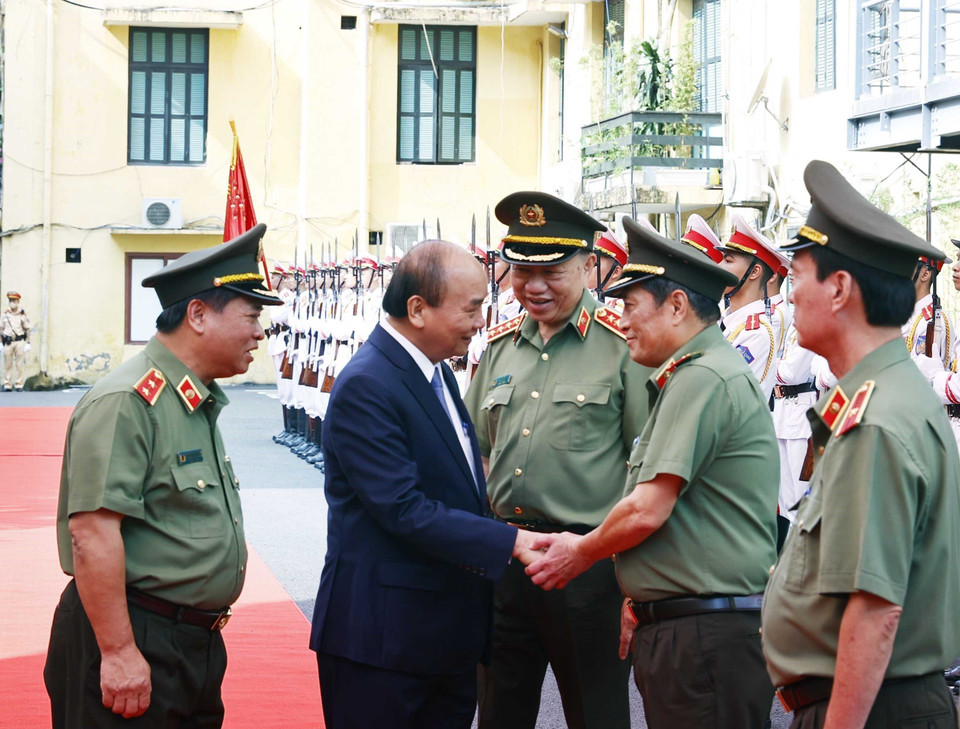 Chủ tịch nước Nguyễn Xuân Phúc Nhân thăm và làm việc với Cục An ninh Kinh tế nhân dịp kỷ niệm 77 năm Ngày truyền thống Công an nhân dân Việt Nam, 17 năm Ngày hội toàn dân bảo vệ an ninh Tổ quốc. (Ảnh: Thống Nhất/TTXVN)