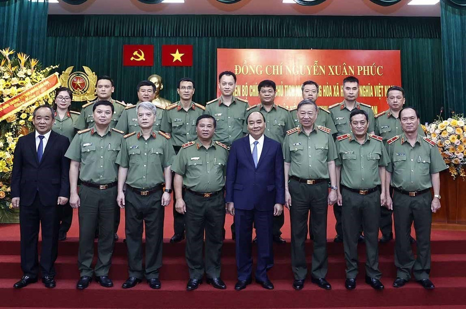 Chủ tịch nước Nguyễn Xuân Phúc với lãnh đạo Bộ Công an và Cục An ninh Kinh tế. (Ảnh: Thống Nhất/TTXVN)