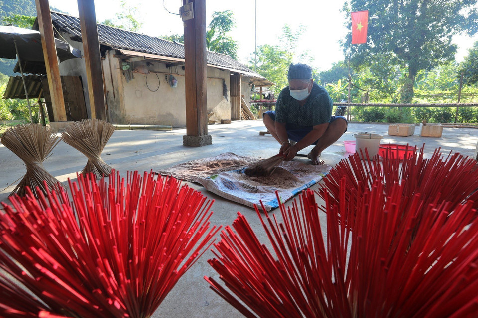 Để làm được một nén hương cũng cực kỳ phức tạp, sau khi đi rừng lấy đủ vật liệu về phải phơi thất khô, rồi nghiền hoặc giã thật nhỏ, thật mịn, rồi lại đem phơi khô lần nữa. (Ảnh: Minh Quyết/TTXVN)