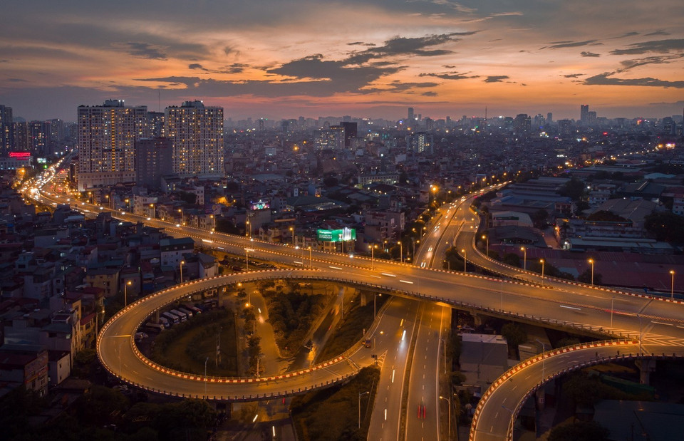 Cầu Vĩnh Tuy có chiều dài tuyến chính 5.800m, phần vượt sông dài 3.700m. Mặt cầu Vĩnh Tuy hiện rộng 19m. (Ảnh: Phạm Tuấn Anh/TTXVN)
