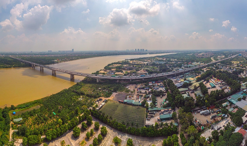 Cầu Thanh Trì là cây cầu lớn nhất trong dự án 7 cây cầu của Hà Nội bắc qua sông Hồng, nối quận Hoàng Mai với quận Long Biên, cầu chính dài 3.084m với tổng chiều dài hơn 12.000m, rộng 33,10m với 6 làn xe chạy (4 làn xe cao tốc). (Ảnh: Phạm Tuấn Anh/TTXVN)