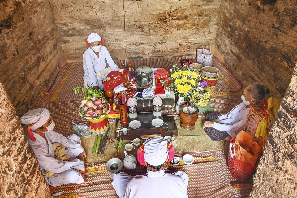 Thực hiện nghi lễ cúng tháp Pô Sah Inư. (Ảnh: Nguyễn Thanh/TTXVN)