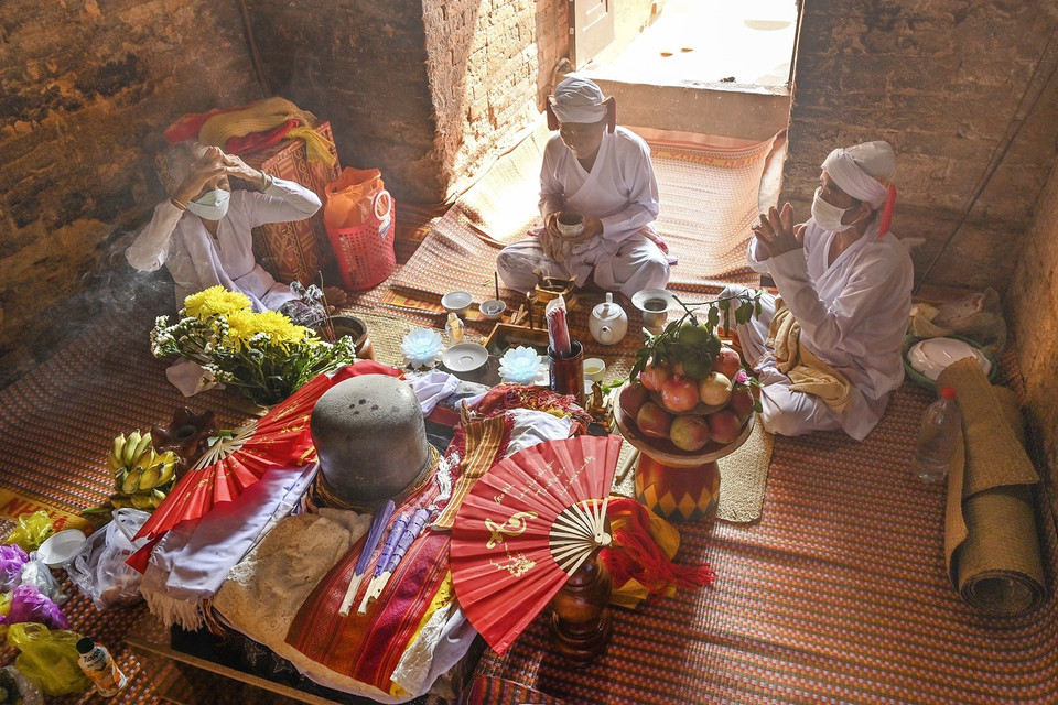 Vì là một nghi thức không thể thiếu trong mỗi dịp Tết Ka Tê, nên sáng 5/10, Ban quản lý tháp Pô Sah Inư phối hợp với các vị chức sắc tôn giáo Chăm Bàlamôn huyện Hàm Thuận Bắc thực hiện nghi lễ cúng tháp Pô Sah Inư. (Ảnh: Nguyễn Thanh/TTXVN)