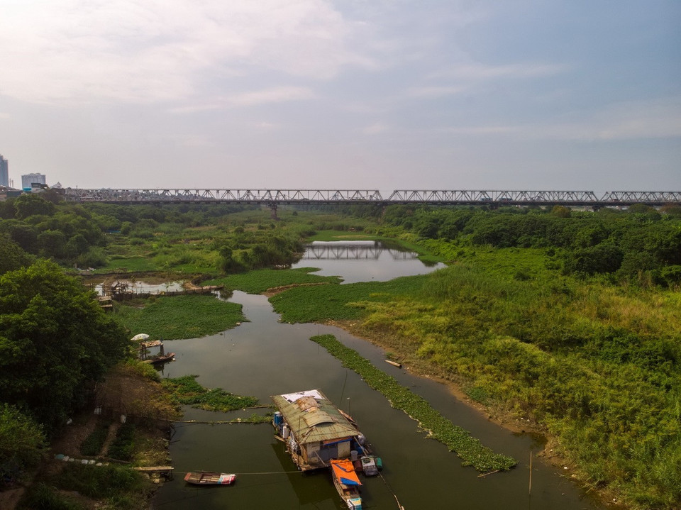 Cầu Chương Dương là cây cầu lớn lần đầu tiên được thiết kế và thi công tại Việt Nam không có sự trợ giúp kỹ thuật của các kỹ sư nước ngoài. (Ảnh: Phạm Tuấn Anh/TTXVN)