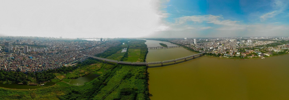 Cầu Chương Dương là cây cầu huyết mạch nơi cửa ngõ phía Đông của Hà Nội, kết nối đôi bờ sông Hồng. Trong suốt hơn 3 thập kỷ qua, cây cầu là một chứng nhân lịch sử trong quá trình đổi mới đi lên của đất nước. (Ảnh: Phạm Tuấn Anh/TTXVN)