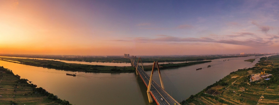 Cầu Nhật Tân được khánh thành đồng bộ với đường Nhật Tân- Nội Bài tạo nên một tuyến cao tốc hiện đại, rút ngắn gần một nửa thời gian di chuyển từ Cảng hàng không quốc tế Nội Bài tới trung tâm Hà Nội. (Ảnh: Phạm Tuấn Anh/TTXVN)