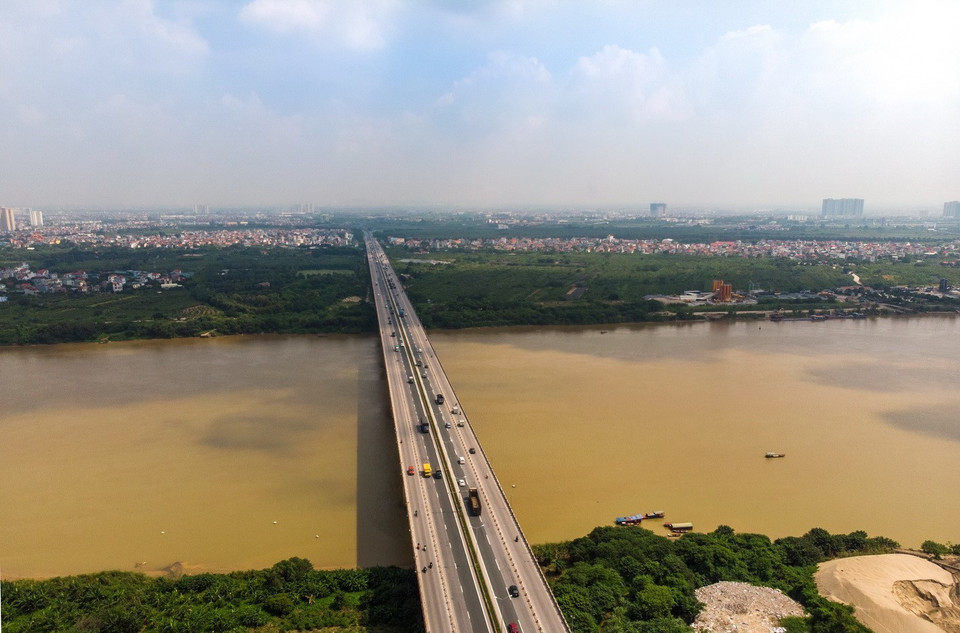 Cầu Thanh Trì nối tuyến cao tốc huyết mạch của Thủ đô đi các tỉnh phía Bắc, tạo điều kiện thuận lợi cho các xe trọng tải lớn lưu thông thuận tiện. (Ảnh: Phạm Tuấn Anh/TTXVN)