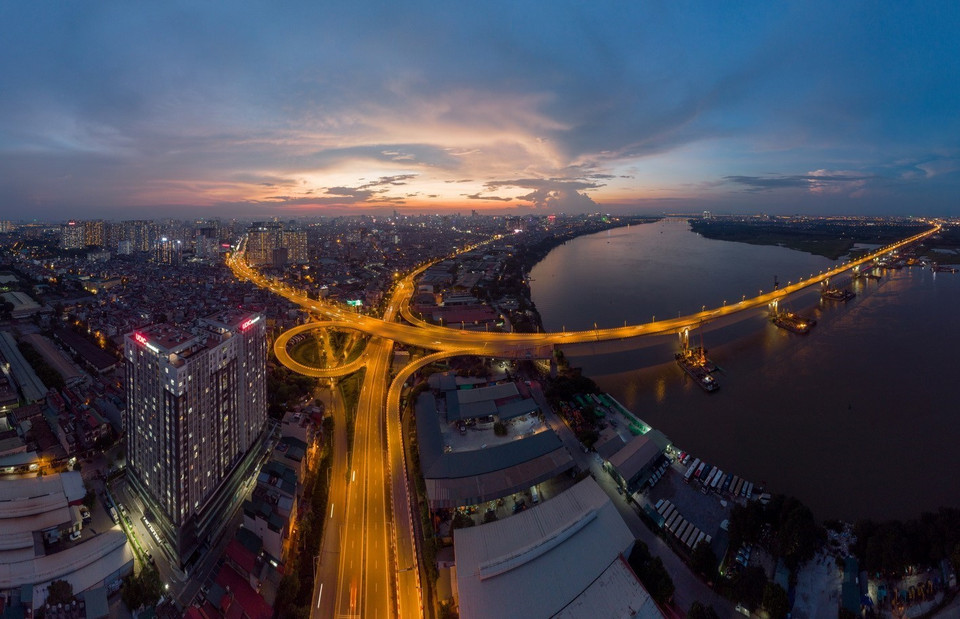 Cầu Vĩnh Tuy góp phần rút ngắn lộ trình từ trung tâm thành phố ra Quốc lộ 5 đi Hải Phòng, Quảng Ninh khoảng 3km, giảm tải cho cầu Chương Dương và Long Biên. (Ảnh: Phạm Tuấn Anh/TTXVN)