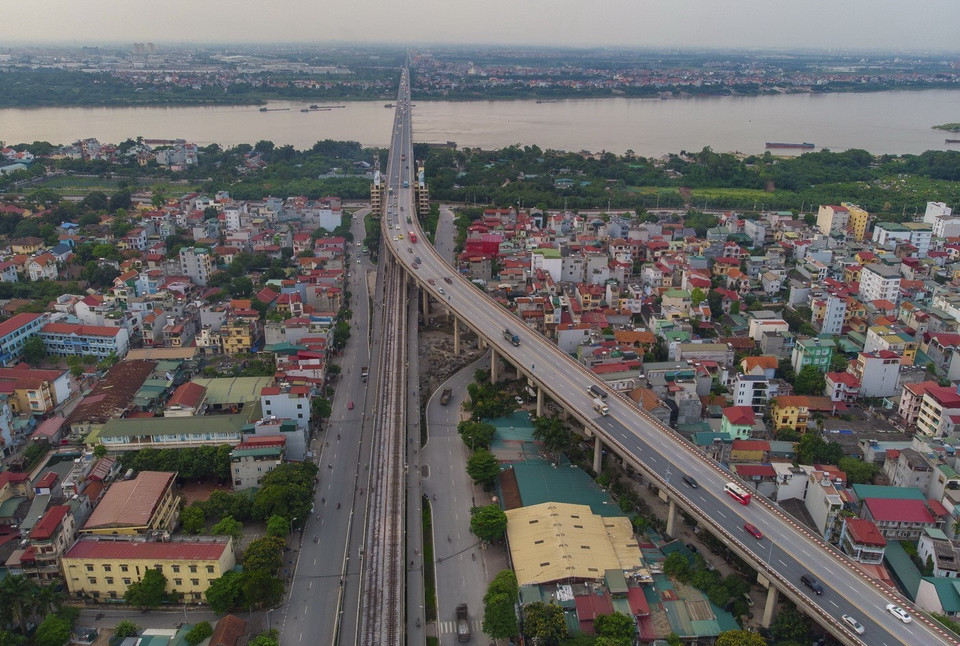 Cầu Thăng Long được thiết kế gồm hai tầng, tầng trên dành cho ôtô chạy, tầng dưới dành cho đường sắt. Cầu đường sắt dài hơn 5km, cầu đường bộ cho ôtô dài trên 3,1km. Tổng chiều dài của toàn bộ cầu gần 10,7km - dài nhất Việt Nam thời điểm hoàn thành. (Ảnh: Phạm Tuấn Anh/TTXVN)