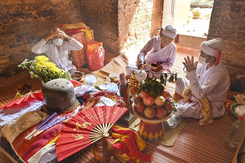 Phần lễ được tổ chức nhanh, tinh gọn nhất có thể nhưng vẫn đảm bảo tính nghiêm trang và tín ngưỡng truyền thống, chỉ có 4 sư cả tham gia cúng lễ. (Ảnh: Nguyễn Thanh/TTXVN)