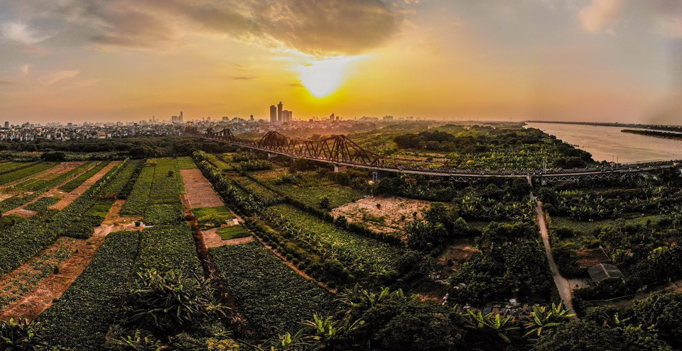 Cầu Long Biên bắc qua sông Hồng, nối hai quận Long Biên và Hoàn Kiếm của Hà Nội. Đây là cây cầu kết nối giữa lịch sử và hiện tại. (Ảnh: Phạm Tuấn Anh/TTXVN)