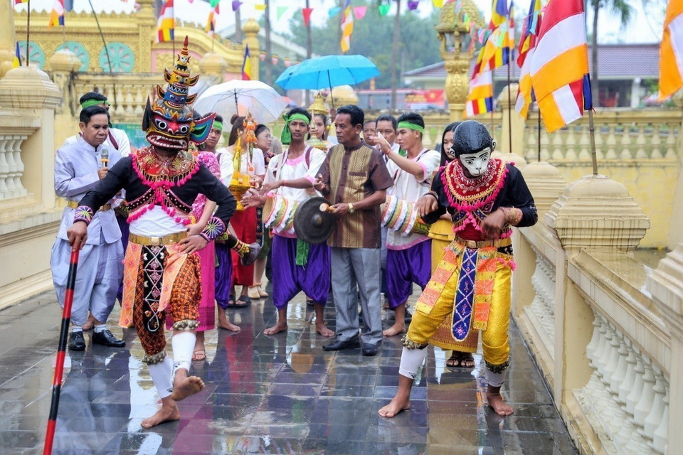 Nghi thức rước thần Kapila quanh chính điện 3 vòng để làm lễ mừng năm mới tại lễ tái hiện Tết Chôl Chnăm Thmây của đồng bào Khmer. (Ảnh: Tuấn Đức/TTXVN)