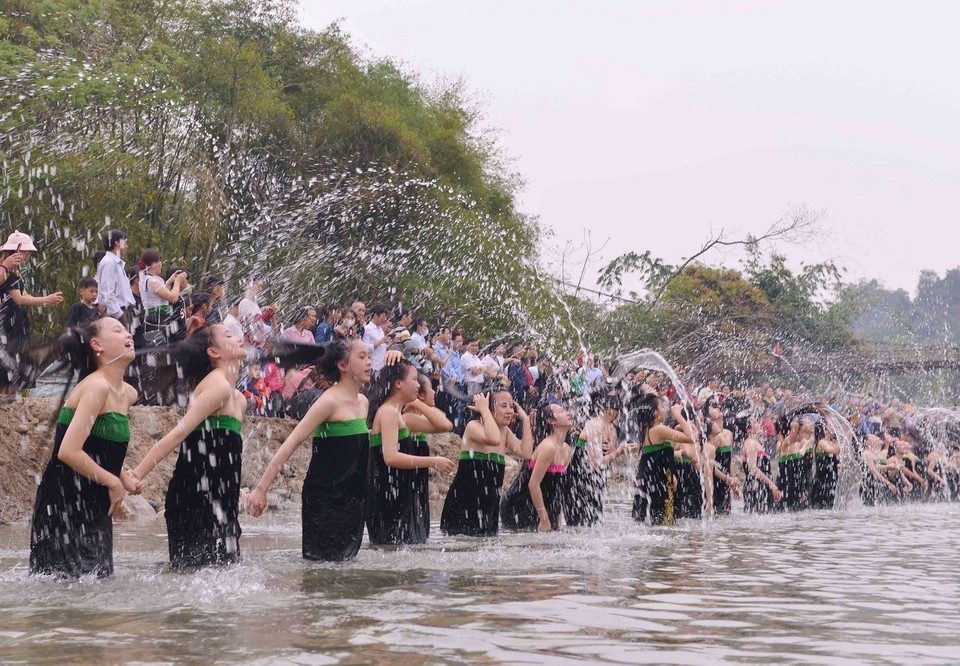 Tục gội đầu của người Thái trắng ở Mường So (Phong Thổ, Lai Châu) diễn ra vào chiều 30 Tết với ý nghĩa rửa trôi điều không may mắn, xui xẻo của năm cũ, sang năm mới gặp nhiều may nắm. (Ảnh: Nguyễn Oanh/TTXVN)