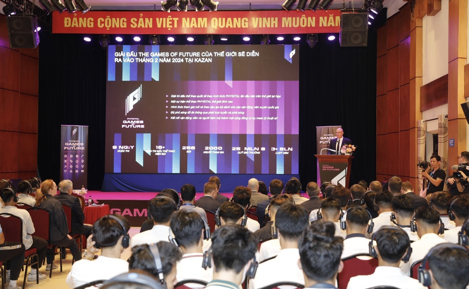 Phó Thủ tướng Dmitry Chernyshenko phát biểu tại buổi giới thiệu công nghệ những trò chơi kết hợp yếu tố vật lý và kỹ thuật số (Phygital Game). (Ảnh: Trần Việt/TTXVN)