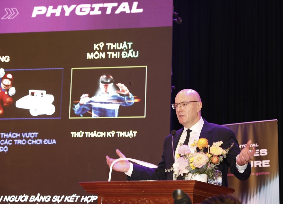 Phó Thủ tướng Dmitry Chernyshenko phát biểu tại buổi giới thiệu công nghệ những trò chơi kết hợp yếu tố vật lý và kỹ thuật số (Phygital Game). (Ảnh: Trần Việt/TTXVN)