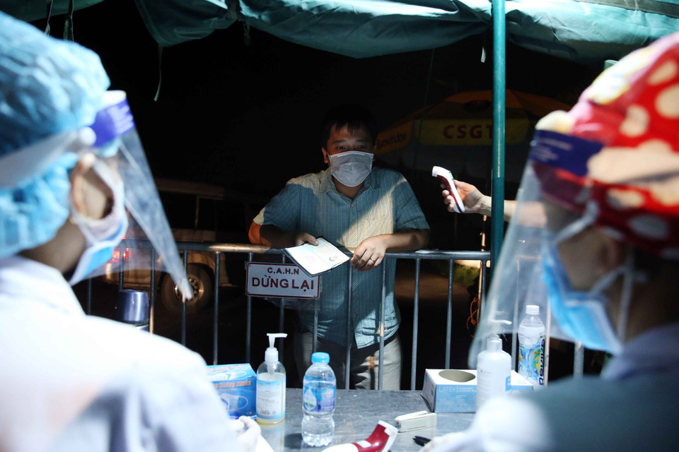 Sau khi phương tiện giao thông được phép vào Thủ đô, tài xế bắt buộc phải khai báo y tế tại trạm thu phí cao tốc Nội Bài - Lào Cai. (Ảnh: Phạm Kiên/TTXVN)