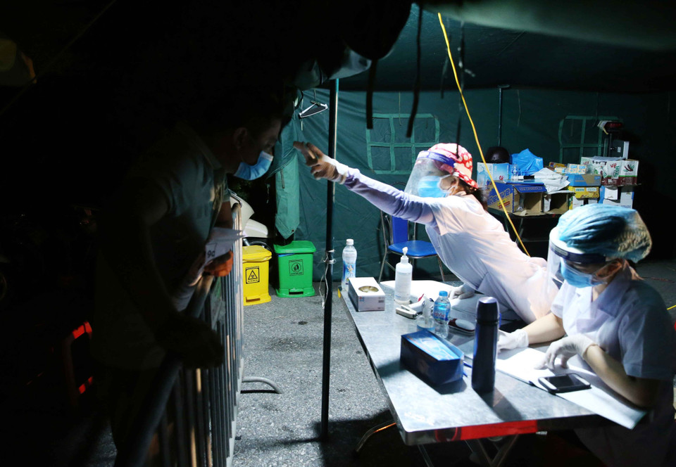 Tài xế bắt buộc phải khai báo y tế và đo thân nhiệt tại trạm thu phí cao tốc Nội Bài - Lào Cai. (Ảnh: Phạm Kiên/TTXVN)