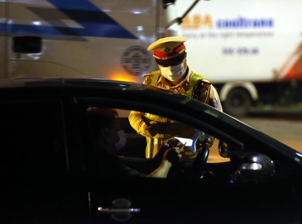 cảnh sát giao thông kiểm tra giấy tờ phương tiện qua trạm thu phí Pháp Vân-Cầu Giẽ. (Ảnh: Phạm Kiên/TTXVN)