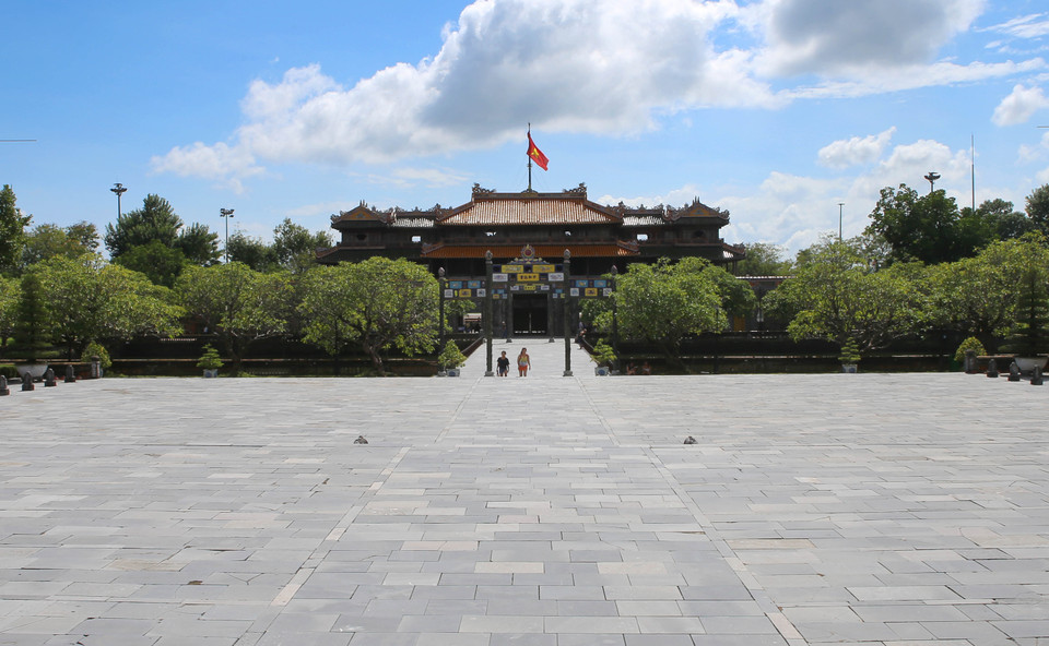 Đại Nội Huế có hơn 100 công trình lớn nhỏ, được sắp đặt hài hòa giữa thiên nhiên, trong đó có Ngọ Môn, Điện Thái Hòa, Hiển Lâm Các, cụm di tích Thế Miếu, cung Diên Thọ, Duyệt Thị Đường, cung Trường Sanh, hệ thống Trường lang Tử Cấm Thành... (Ảnh: Ngọ Môn nhìn từ hướng Điện Thái Hòa. Hồ Cầu/TTXVN)