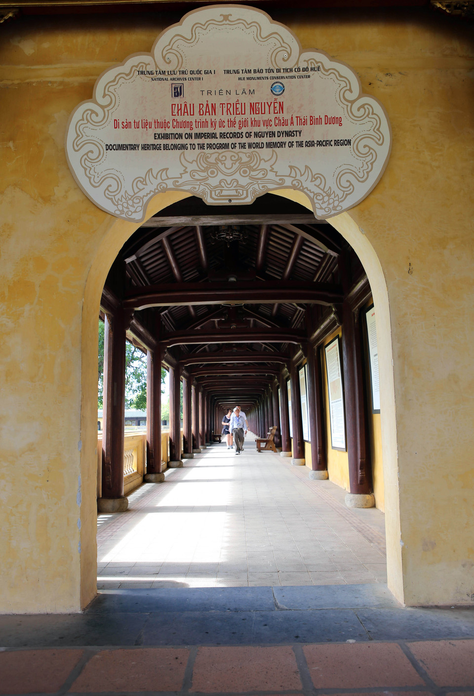 Trải qua thời gian gần hai thế kỷ và sự tàn phá của các cuộc chiến tranh, số công trình còn lại nguyên vẹn chưa đầy một nửa, nhưng vẫn giữ được dáng vẻ uy nghi, lộng lẫy. (Ảnh: Trường lang trong Đại Nội. Hồ Cầu/TTXVN)