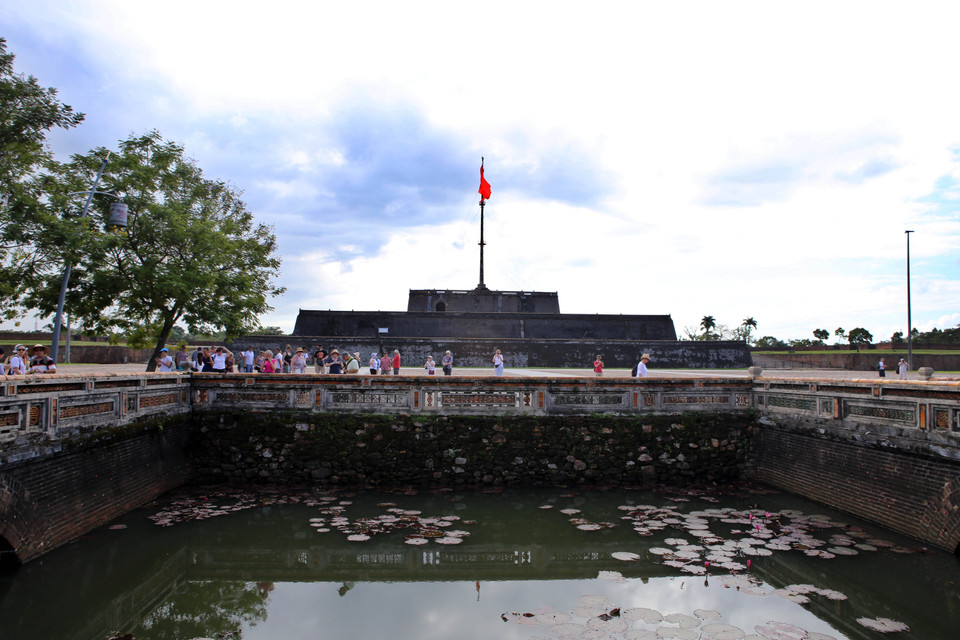 Đại Nội Huế là một trong số các di tích thuộc cụm Quần thể di tích Cố đô Huế được UNESCO công nhận là Di sản Văn hóa Thế giới từ năm 1993. (Ảnh: Kỳ Đài trước Ngọ Môn. Hồ Cầu/TTXVN)