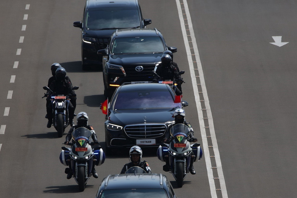 Đoàn xe của Phó Chủ tịch nước Võ Thị Ánh Xuân được hộ tống đến buổi lễ nhậm chức Tổng thống Indonesia. (Ảnh: TTXVN phát)