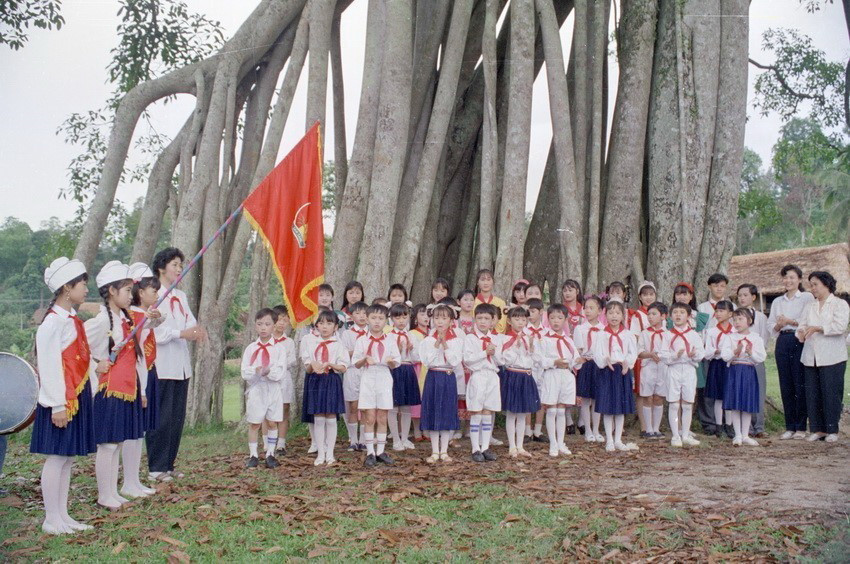 Lễ kết nạp đội viên Đội Thiếu niên Tiền phong Hồ Chí Minh của trường Tiểu học, Phổ thông Cơ sở Hồng Thái (Tuyên Quang) tại Cây đa Tân Trào lịch sử (1995). (Ảnh: Đình Trân/TTXVN)