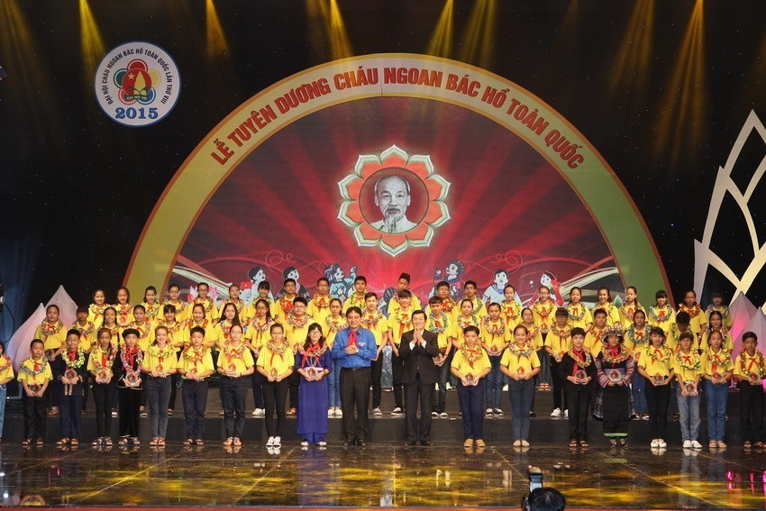 Chủ tịch nước Trương Tấn Sang và Bí thư thứ nhất Trung ương Đoàn Nguyễn Đắc Vinh trao vòng nguyệt quế và biểu trưng tuyên dương 63 Cháu ngoan Bác Hồ tiêu biểu toàn quốc lần thứ VIII (2015). (Ảnh: Phạm Kiên/TTXVN)